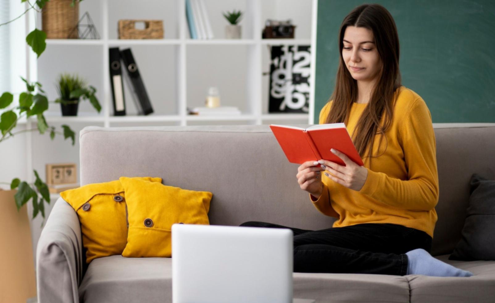 Espacio de trabajo tranquilo donde se desarrollan estrategias personalizadas para gestionar el estrés financiero